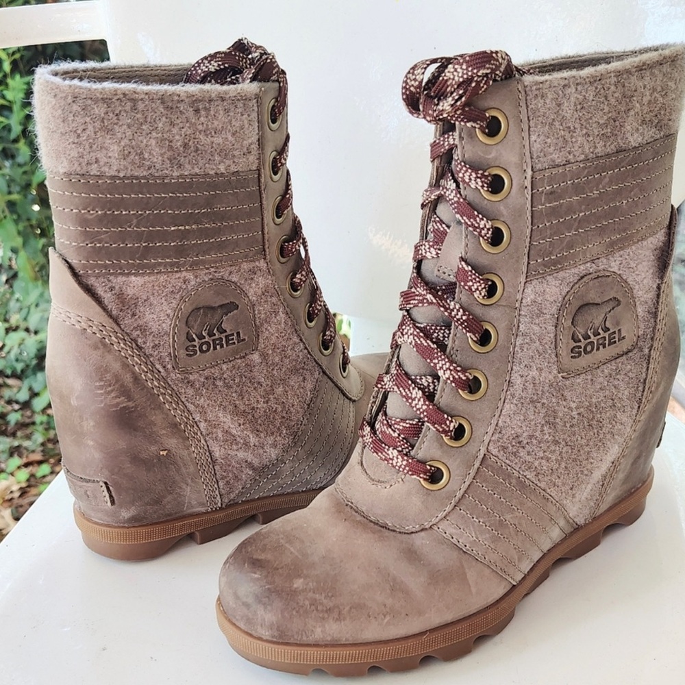 SOREL SZ 8 "LEXIE" NUBUCK LEATHER/SUEDE LUG SOLE LACE UP ANKLE BOOTS EUC